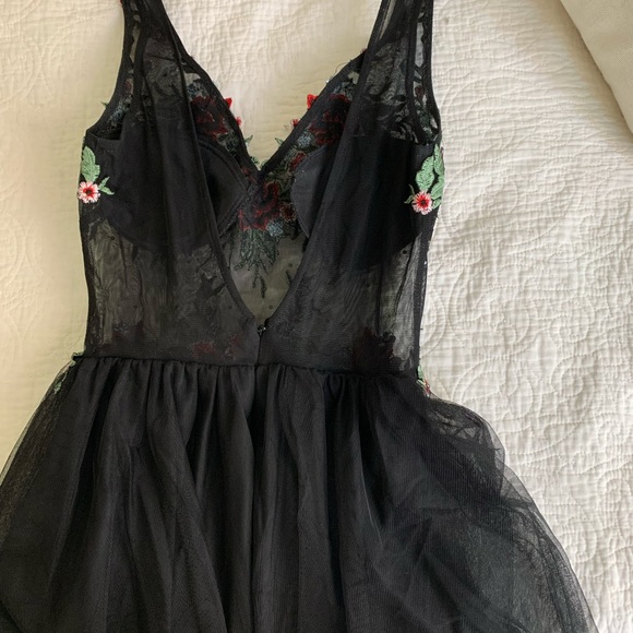 Black Embroidered sequined backless dress - Picture 4 of 4